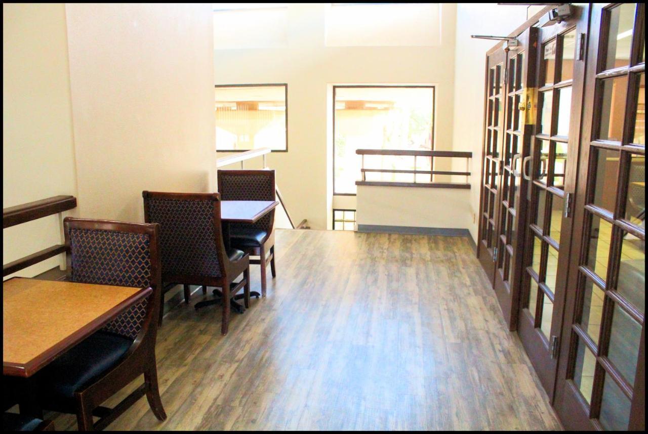 Hotel Ramada By Wyndham Tucson Airport à Drexel Heights Extérieur photo