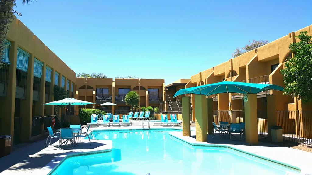 Hotel Ramada By Wyndham Tucson Airport à Drexel Heights Extérieur photo