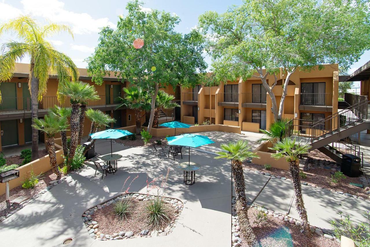 Hotel Ramada By Wyndham Tucson Airport à Drexel Heights Extérieur photo